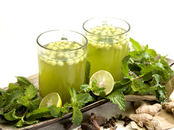  3. Nước uống từ hạt thì là: Đây là một chất làm mát tự nhiên và có lợi có những người bị các vấn đề về tiêu hóa. Uống trước bữa ăn giúp tạo cảm giác thèm ăn và kích hoạt vị giác và dịch tiêu hóa. Nguyên liệu: 4 thìa cà phê bột hạt thì là nướng, 4 thìa cà phê nước chanh, 3 thìa cà phê bột gừng, 1 thìa cà phê muối, 1 thìa đường, 1 thìa bột quả xoài sấy khô. Cách làm: Trộn kỹ các nguyên liệu rồi lấy 1 cà phê hỗn hợp hòa tan trong 1 ly nước lạnh. Thêm đá lạnh và thưởng thức ngay.