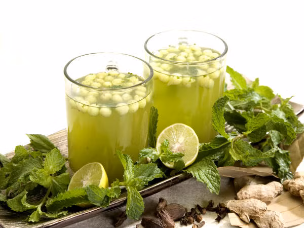  3. Nước uống từ hạt thì là: Đây là một chất làm mát tự nhiên và có lợi có những người bị các vấn đề về tiêu hóa. Uống trước bữa ăn giúp tạo cảm giác thèm ăn và kích hoạt vị giác và dịch tiêu hóa. Nguyên liệu: 4 thìa cà phê bột hạt thì là nướng, 4 thìa cà phê nước chanh, 3 thìa cà phê bột gừng, 1 thìa cà phê muối, 1 thìa đường, 1 thìa bột quả xoài sấy khô. Cách làm: Trộn kỹ các nguyên liệu rồi lấy 1 cà phê hỗn hợp hòa tan trong 1 ly nước lạnh. Thêm đá lạnh và thưởng thức ngay.