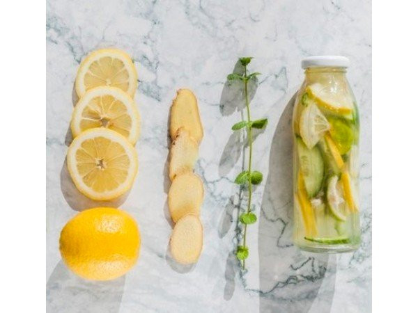  2. Nước cốt chanh và nước ép gừng: Thức uống giúp cơ thể hồi phục nhanh khi thời tiết nắng nóng, giúp cải thiện chuyển hóa, tăng cường hồi phục khi tập thể dục, có lợi cho hệ miễn dịch và có tác dụng thải độc hiệu quả. Nguyên liệu: 2 quả chanh, 2 thìa cà phê gừng tươi xay, mật ong, muối, 1/4 chén lá bạc bà tươi. Cách làm: Cho các nguyên liệu vào ly, thêm 1 ly nước lọc rồi khuấy đều. Cho thêm nước và lá bạc hà vào khuấy đều.