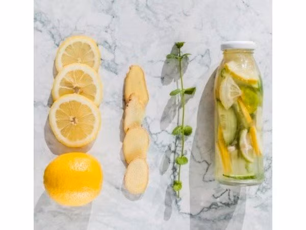  2. Nước cốt chanh và nước ép gừng: Thức uống giúp cơ thể hồi phục nhanh khi thời tiết nắng nóng, giúp cải thiện chuyển hóa, tăng cường hồi phục khi tập thể dục, có lợi cho hệ miễn dịch và có tác dụng thải độc hiệu quả. Nguyên liệu: 2 quả chanh, 2 thìa cà phê gừng tươi xay, mật ong, muối, 1/4 chén lá bạc bà tươi. Cách làm: Cho các nguyên liệu vào ly, thêm 1 ly nước lọc rồi khuấy đều. Cho thêm nước và lá bạc hà vào khuấy đều.