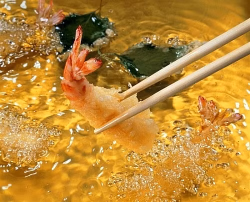 Ngoài ra, khi bị hôi nách, bạn nên hạn chế ăn những thực phẩm nhiều dầu mỡ. Ảnh: kinhtechungkhoan.