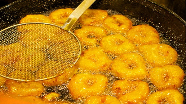 Các đồ ăn rán, chiên xào cũng là một trong những nguyên nhân khiến tuyến mồ hôi của bạn hoạt động mạnh và tiết ra những mùi mồ hôi khó chịu. Ảnh: hanoitv.