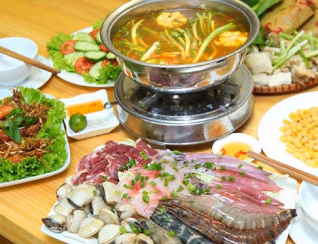 Các thực phẩm giàu đạm như tôm, cua, thịt vịt, lẩu hải sản…. sẽ khiến cơ thể bạn nóng và tiết ra nhiều mồ hôi hơn. Ảnh: foodpanda.