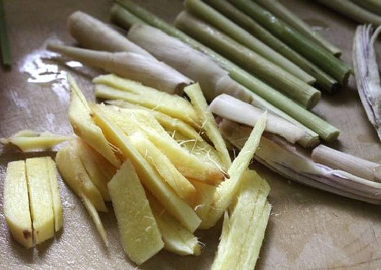 Gừng hay xả ăn thì thơm nhưng người bị hôi nách nên hạn chế dùng vì 2 loại gia vị này có tính nóng, khi ăn sẽ làm bạn nóng trong người và tiết ra mồ hôi nhiều và có mùi cơ thể. Ảnh: cpcdn.