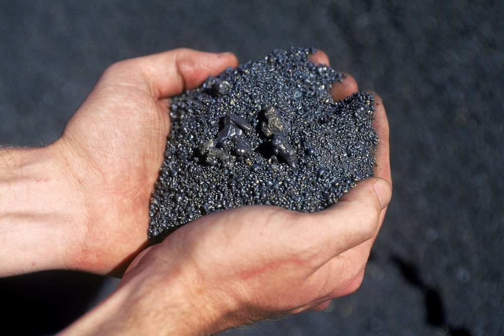 Chì xuất hiện phổ biến trong các ngành công nghiệp như hàn, mạ điện, gốm sứ, máy ảnh, điện tử, luyện kim. Ảnh: vietnambiz