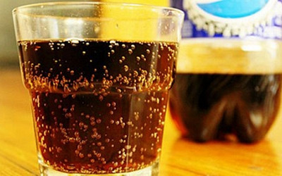 Caffein có trong coca nếu kết hợp với sầu riêng sẽ gây ra một số phản ứng hóa học tạo ra các chất độc cho cơ thể, dẫn đến nhồi máu cơ tim và có thể tử vong. Ảnh: thumb.