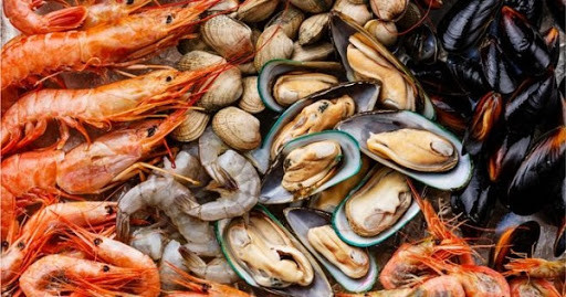 Cua là thực phẩm tính hàn, trong khi đó sầu riêng lại có tính nóng, hai thứ này kết hợp với nhau sẽ gây khó chịu cho dạ dày, tiêu chảy, đau bụng. Ảnh: googleusercontent.