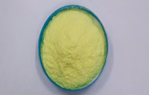 Tinopal là một hóa chất tẩy rửa dạng bột màu hơi vàng được sử dụng trong công nghiệp nhưng từng được tìm thấy trong sản phẩm bún, bánh phở, bánh ướt, hủ tiếu. Ảnh: vnreview.