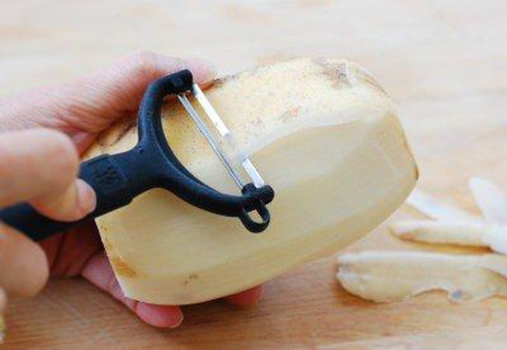 Nên chọn củ sen dài, gọt sạch vỏ.