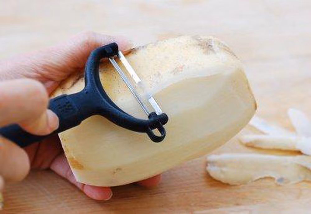 Nên chọn củ sen dài, gọt sạch vỏ.