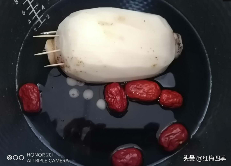 Sau đó ta dùng tăm ghim chặt nắp củ sen lại như lúc ban đầu. Cho các nguyên liệu vào nồi cơm điện nấu khoảng 30 phút là đươc.