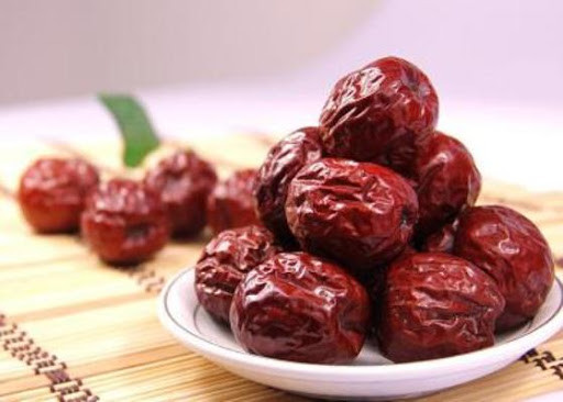 Táo đỏ cũng có nhiều tác dụng chống mất ngủ, tốt cho khí huyết, cả hai đều là vị thuốc quý. Vì vậy món cơm củ sen không chỉ ngon mát mà còn bổ dưỡng, đặc biệt cho người mất ngủ.