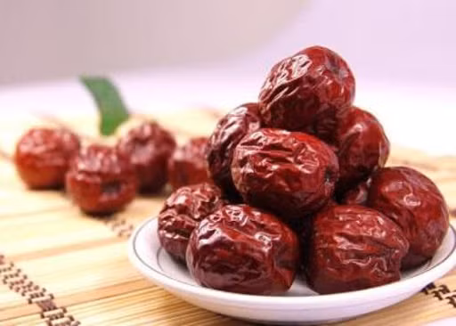 Táo đỏ cũng có nhiều tác dụng chống mất ngủ, tốt cho khí huyết, cả hai đều là vị thuốc quý. Vì vậy món cơm củ sen không chỉ ngon mát mà còn bổ dưỡng, đặc biệt cho người mất ngủ.