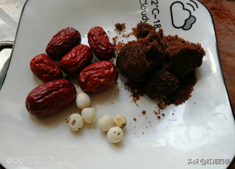 Chuẩn bị một ít táo đỏ, đường đỏ và hạt sen.