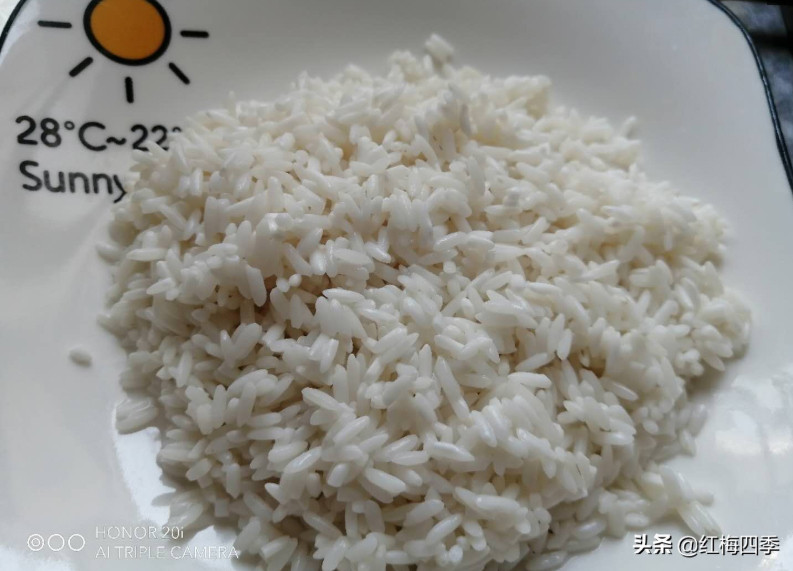 Chuẩn bị khoảng 300g gạo nếp vo sạch.