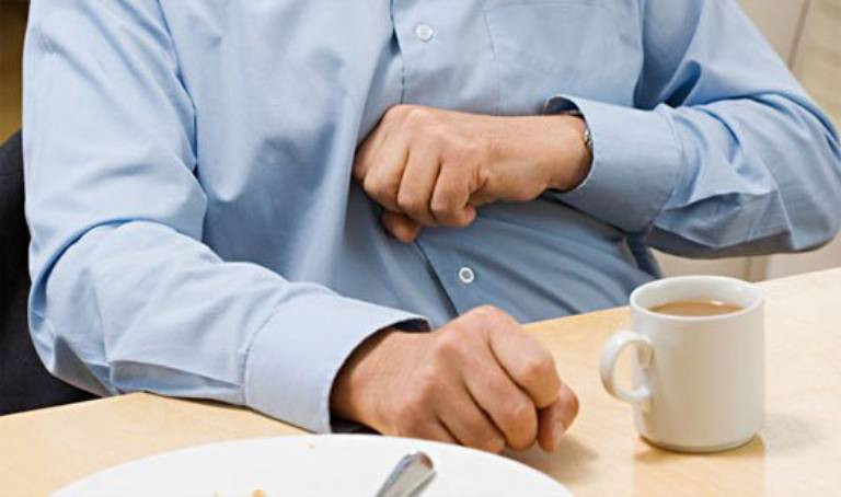 Một trong những nguyên nhân của chứng đầy bụng, khó tiêu là do bạn ăn quá nhiều. Ảnh: thuocdantoc.