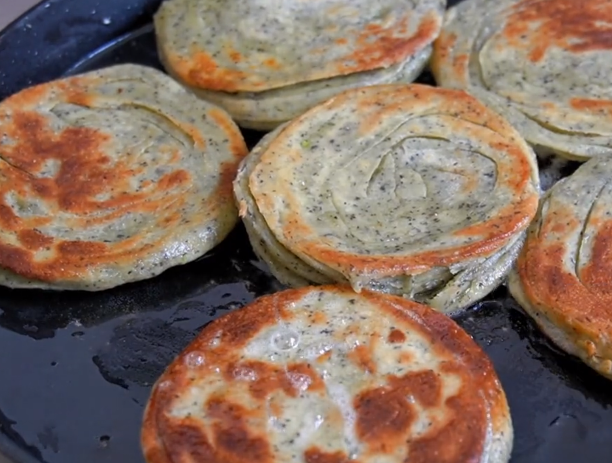 Kiểm tra mặt bánh vàng giòn, ta lật mặt kia nướng tiếp khoảng 3 phút, vàng đều hai mặt là được.