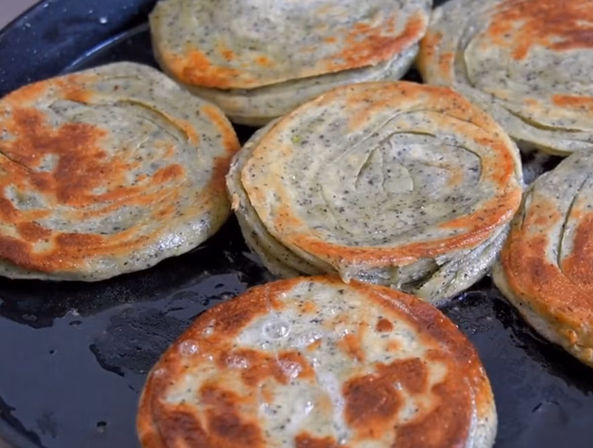 Kiểm tra mặt bánh vàng giòn, ta lật mặt kia nướng tiếp khoảng 3 phút, vàng đều hai mặt là được.