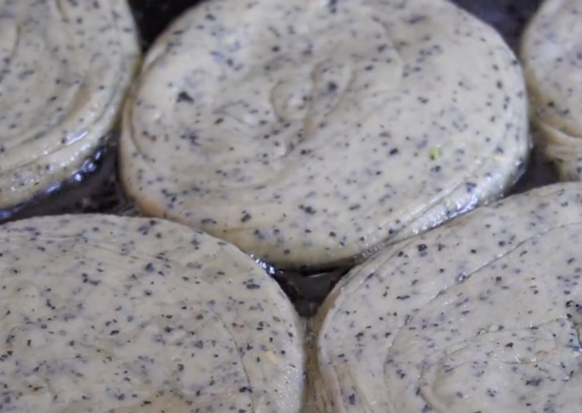 Nhấn dẹt bánh, quét một lớp dầu rồi xếp bánh vào nướng lửa nhỏ trong khoảng 3 phút.