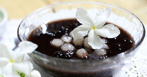 Tuy nhiên không phải ai cũng thích uống nước đậu đen, đặc biệt trẻ nhỏ.Món bánh đậu đen dưới đây là giải pháp giúp trẻ ăn ngon miệng, đây cũng là món ăn bổ dưỡng, đủ chất cho cả nhà.