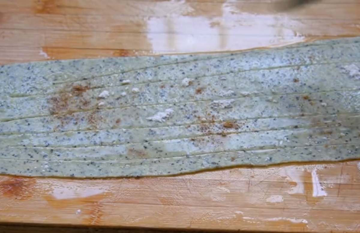 Sau 30 phút, lấy bột ra và ép mỏng, dùng dao cắt các đường dọc lên trên, rắc một ít muối hoặc tiêu.