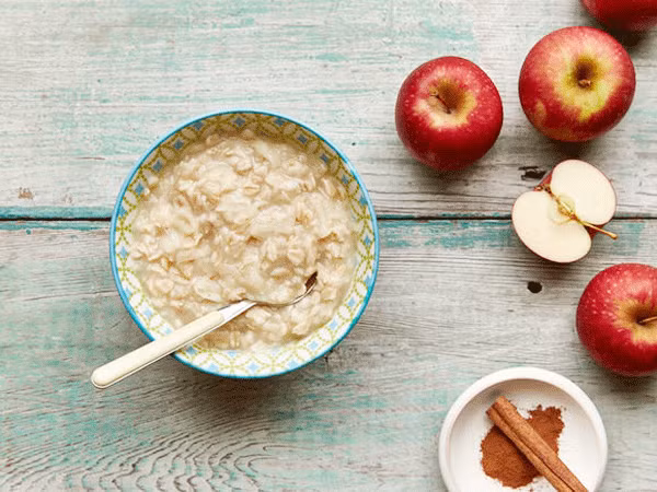 Sang đến bữa tối, bạn ăn nốt bát cháo yến mạch còn lại và uống nước sau 30-60 phút. Ảnh: mnhanhphuc.