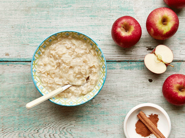 Sang đến bữa tối, bạn ăn nốt bát cháo yến mạch còn lại và uống nước sau 30-60 phút. Ảnh: mnhanhphuc.