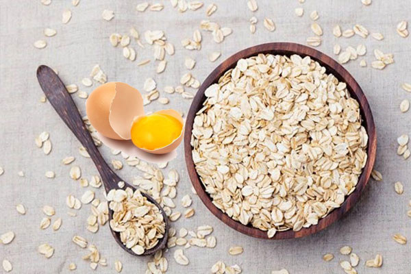 Cụ thể, với bữa sáng, chị em sẽ bắt đầu thực đơn giảm cân một bát cháo yến mạch và 1 quả trứng gà luộc. Ảnh: blogmeyeucon.