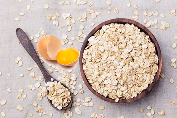 Cụ thể, với bữa sáng, chị em sẽ bắt đầu thực đơn giảm cân một bát cháo yến mạch và 1 quả trứng gà luộc. Ảnh: blogmeyeucon.