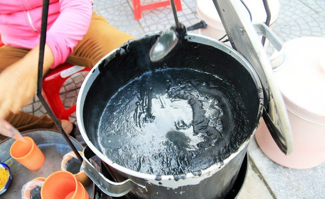 Nguyên liệu chủ yếu để làm món xí mà là mè đen. Ảnh: bloghoian.