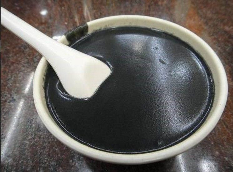 Ngoài ra, xí mà cũng cần thêm một số nguyên liệu khác như bột sắn dây, bột khoai, rau mơ, rau má, một số vị thuốc bắc có tính mát, nhuận trường. Ảnh: pinimg.