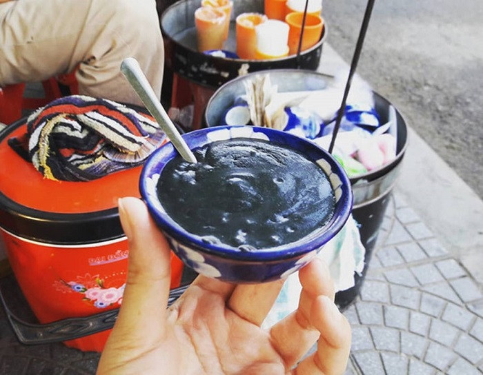 Khi nấu chín, xí mà có màu đen sánh, mùi thơm lan tỏa. Ảnh: blogspot.