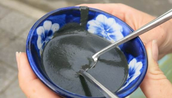 Đến khi hỗn hợp này sôi thì cho mè đã được xay nhuyễn và hỗn hợp bột sắn dây, bột khoai vào khuấy đều liên tục để khỏi bị vón cục. Ảnh: foody.