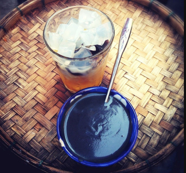 Công đoạn quan trọng nhất quyết định độ thơm, sánh và mang hương vị đặc trưng của món xí là đun nước đường đã được lọc kỹ trong một chiếc nồi lớn, đổ nước rau mơ, rau má vào nấu chung. Ảnh: dacsanngon3mien.