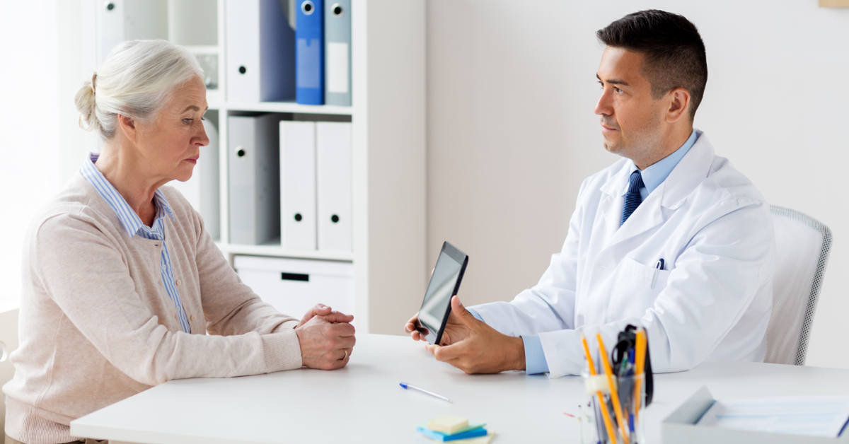 Bạn cũng nên đi khám tối thiểu 1 – 2 lần/năm để bác sĩ kiểm tra, phát hiện, điều trị, phòng ngừa đột quỵ kịp thời. Ảnh: bookingcare.