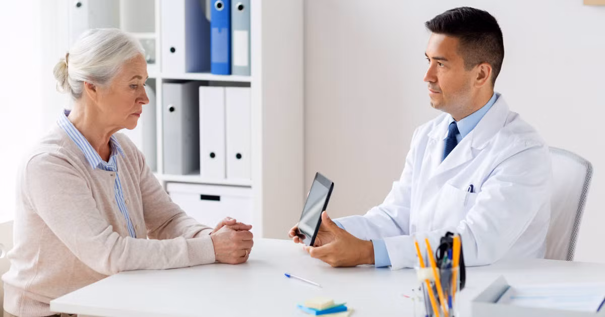 Bạn cũng nên đi khám tối thiểu 1 – 2 lần/năm để bác sĩ kiểm tra, phát hiện, điều trị, phòng ngừa đột quỵ kịp thời. Ảnh: bookingcare.