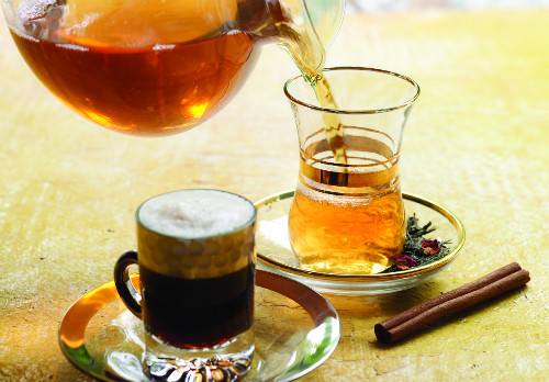 Đồng thời, bạn nên hạn chế rượu bia hoặc cà phê, bởi thành phần cồn và cafein sẽ khiến cho cơ thể bị mất nước nhiều hơn, dễ dẫn đến nguy cơ đột quỵ, nhất là khi thời tiết nắng nóng. Ảnh: googleusercontent.