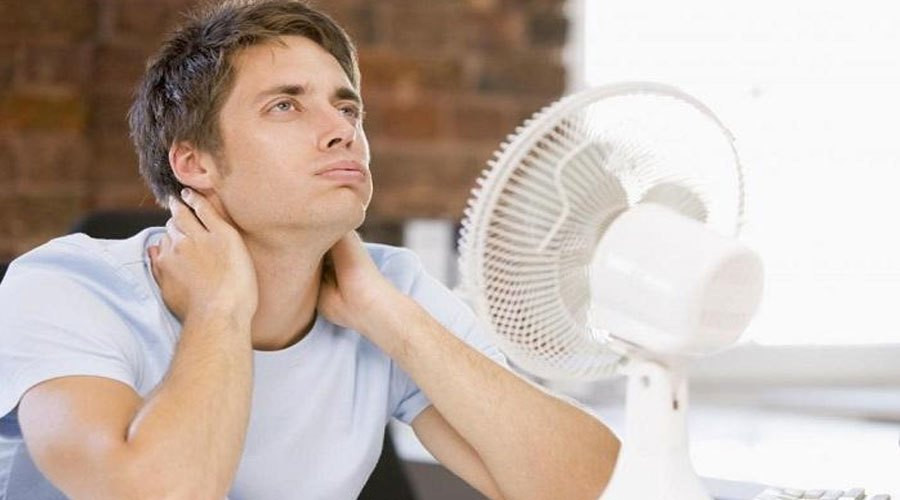 Bạn nên thường xuyên theo dõi nhiệt độ cơ thể và cố gắng làm mát cơ thể vào những ngày thời tiết oi bức. Ảnh: nguyenkimmall.