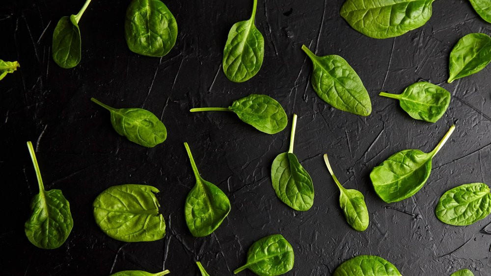 Ăn rau cải bó xôi mỗi ngày có thể làm giảm cholesterol, nhờ hàm lượng chất xơ cao.