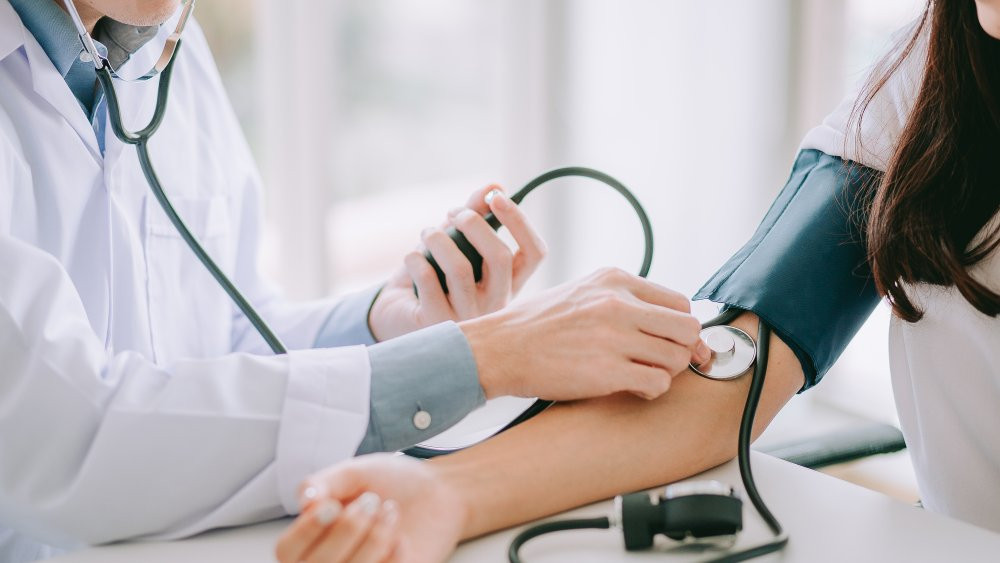 Ăn rau cải bó xôi mỗi ngày còn giúp trái tim khỏe mạnh nhờ các glycolipids giúp cơ thể tạo ra oxit nitric - chất làm giãn mạch tự nhiên, giúp lưu thông máu dễ dàng hơn và huyết áp hạ thấp.