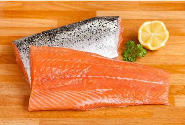 Do đó, bạn nên tiêu thụ cá hồi để bổ sung thêm vitamin D hằng ngày cho cơ thể, góp phần hạn chế tích lũy mỡ thừa. Ảnh: cahoinhap.