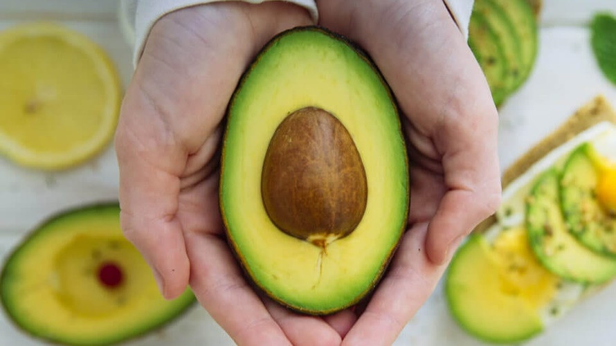 Bơ chứa rất nhiều chất dinh dưỡng, axit béo không bão hòa, chất xơ, chất chống oxy hóa, vitamin và khoáng chất, đặc biệt là kali. Ảnh: beautyfamily.