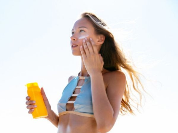 Chỉ thoa kem chống nắng 1 lần: Thoa kem chống nắng là một trong các bước chăm sóc da không thể thiếu trong mùa hè. Tuy nhiên, sai lầm mà nhiều người mắc phải là chỉ thoa kem chống nắng một lần vào buổi sáng. Sự thật là bất cứ loại kem chống nắng nào cũng có tác dụng trong tối đa 3 giờ. Thoa kem chống nắng lại sau mỗi 3 giờ đặc biệt quan trọng vào mùa hè khi bạn phải tiếp xúc với các tia có hại từ ánh nắng.