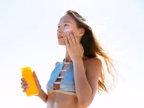 Chỉ thoa kem chống nắng 1 lần: Thoa kem chống nắng là một trong các bước chăm sóc da không thể thiếu trong mùa hè. Tuy nhiên, sai lầm mà nhiều người mắc phải là chỉ thoa kem chống nắng một lần vào buổi sáng. Sự thật là bất cứ loại kem chống nắng nào cũng có tác dụng trong tối đa 3 giờ. Thoa kem chống nắng lại sau mỗi 3 giờ đặc biệt quan trọng vào mùa hè khi bạn phải tiếp xúc với các tia có hại từ ánh nắng.