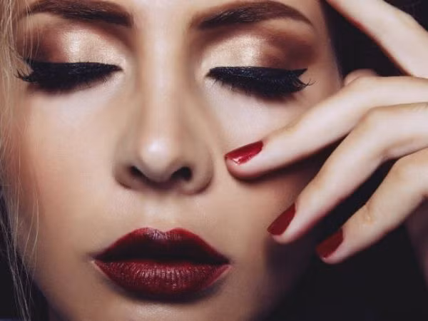  Trang điểm nhiều lớp: Ra mồ hôi liên tục khiến các lớp trang điểm trên da bạn dễ bị trôi. Điều này không chỉ khiến vẻ ngoài của bạn kém xinh mà còn làm tắc lỗ chân lông, gây ra nhiều vấn đề về da. Chỉ nên trang điểm nhẹ thay vì trang điểm nhiều lớp và sử dụng các sản phẩm khi thật cần thiết. Không để cho da thông thoáng là một trong những sai lầm nhiều người mắc phải trong mùa hè.