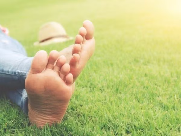  Không chăm sóc bàn chân: Khi mang dép xăng đan, đôi chân sẽ liên tục tiếp xúc với thời tiết nắng ngoài trời gây ra tình trạng nứt nẻ ở những người có da chân nhạy cảm. Giải pháp khắc phục tình trạng này một cách nhanh chóng là che chắn kỹ và dưỡng ẩm cho da chân.