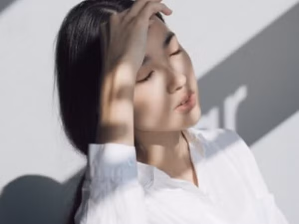 Không thay đổi thói quen chăm sóc da: Nhiều người hay mắc sai lầm khi áp dụng cùng một quy trình chăm sóc da xuyên suốt cả năm. Nhu cầu của làn da thay đổi theo mùa. Vào mùa đông, bạn cần dưỡng ẩm nhiều hơn trong khi đó, bạn cần dưỡng ẩm ít hơn và chống nắng cho da nhiều hơn vào mùa hè cũng như bảo vệ da. 