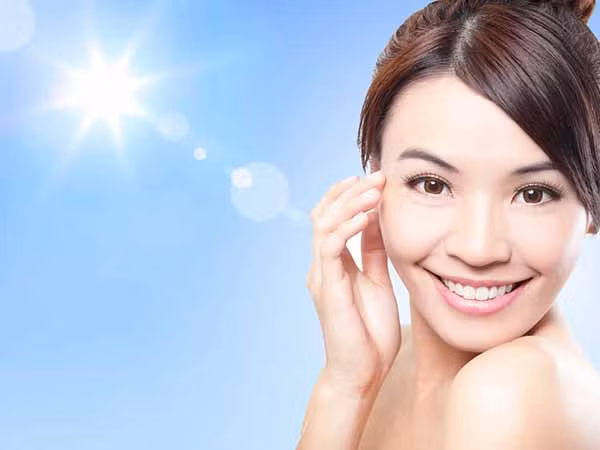  Để da tiếp xúc với ánh nắng lâu: Tiếp xúc với nắng quá lâu có thể khiến da bị cháy nắng, mẩn đỏ, bị mụn trứng cá, kích ứng da và tăng sắc tố da. Do đó, bạn nên thoa kem chống nắng và che chắn để bảo vệ cho càng kỹ càng tốt.