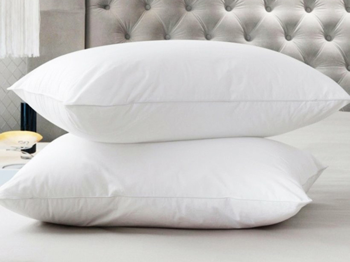 Trong khi đó, gối - vật dụng mà ngày nào bạn cũng sử dụng - cũng là “ổ” vi khuẩn nếu bạn sử dụng nó trong 1 thời gian dài. Ảnh: bizweb.