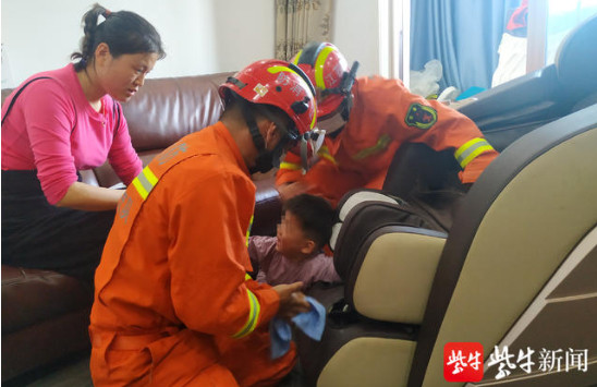 Em be xem mat canh tay boi vat dung tuong an toan trong nha-Hinh-2